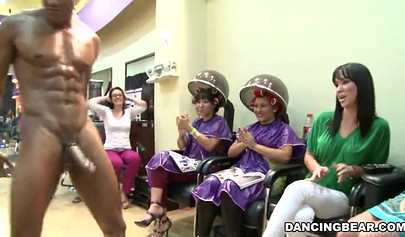 El oso bailarín es follado por múltiples chicas de ébano aquí