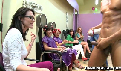 El oso bailarín es follado por múltiples chicas de ébano aquí