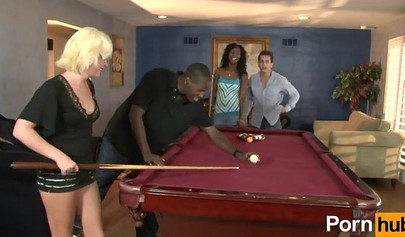 Темнокожая красотка и ее белая подруга устроили горячий секс вчетвером