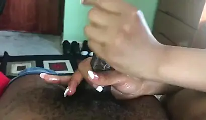 Black babe shows us how to jerk off her boyfriend