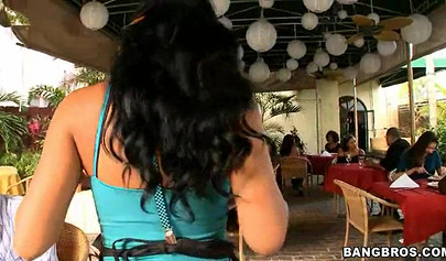 Big booty white and black girls chilling at restaurant passing some free BJs