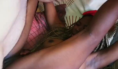 चोटी के साथ भव्य काली लड़की बंधे और एक सींग का सफेद मांसपेशी स्टड द्वारा गड़बड़ 