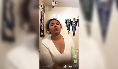 Big booty black gal bends over and twerks that big fat booty nicely for cam show