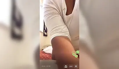 Big booty black gal bends over and twerks that big fat booty nicely for cam show