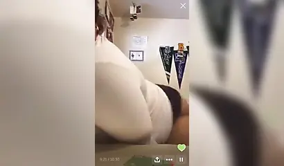 Big booty black gal bends over and twerks that big fat booty nicely for cam show