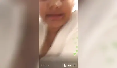 Big booty black gal bends over and twerks that big fat booty nicely for cam show