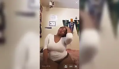 Big booty black gal bends over and twerks that big fat booty nicely for cam show