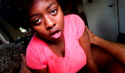 Yaramaz ve tombul abanoz, önünü dövmeden önce özensiz bir oral seks verir