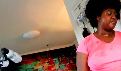 Yaramaz ve tombul abanoz, önünü dövmeden önce özensiz bir oral seks verir