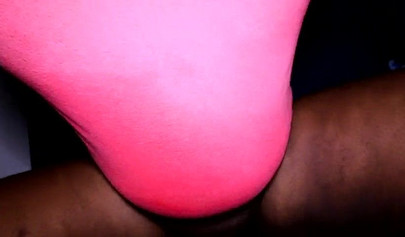 Yaramaz ve tombul abanoz, önünü dövmeden önce özensiz bir oral seks verir