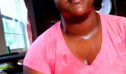 Yaramaz ve tombul abanoz, önünü dövmeden önce özensiz bir oral seks verir