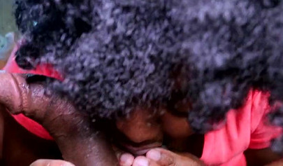 Yaramaz ve tombul abanoz, önünü dövmeden önce özensiz bir oral seks verir