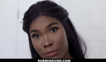 Linda garota adolescente de ébano tem sua garganta e sua doce boceta tratadas profissionalmente