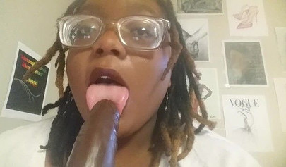 Nerdy black girl with big ass has some fun in her webcam show as she masturbates