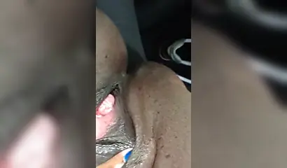BBW black amateur seduces her Uber driver an masturbates by rubbing her pussy