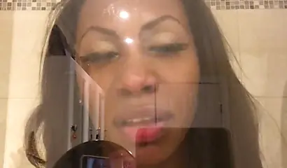 Black amateur stripper kisses the glass and is horny while under the shower