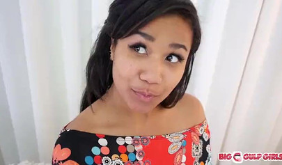 Baby face ébène donne une pipe et une branlette qui se traduit par une énorme charge 