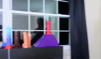 大きなお尻を持つ熟女は、彼女が噴出する前に彼女の指とおもちゃを使って彼女の猫を性交させます