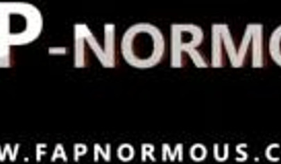 大きなお尻を持つ熟女は、彼女が噴出する前に彼女の指とおもちゃを使って彼女の猫を性交させます