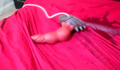 大きなお尻を持つ熟女は、彼女が噴出する前に彼女の指とおもちゃを使って彼女の猫を性交させます