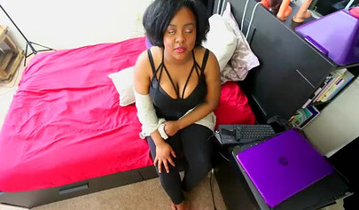 大きなお尻を持つ熟女は、彼女が噴出する前に彼女の指とおもちゃを使って彼女の猫を性交させます