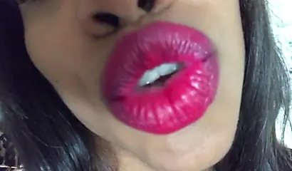 Stunning black amateur in stocking and high heels is showing her gorgeous legs