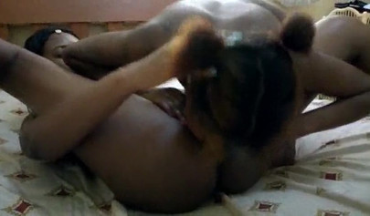 Petite écolière teen ébène séduite par une autre nana noire dans la baise lesbienne 