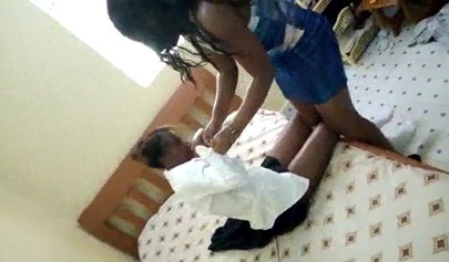 Petite écolière teen ébène séduite par une autre nana noire dans la baise lesbienne 