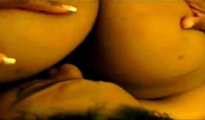 Kıllı amcıkları olan iki azgın zenci amatör hatun sikişmeden önce birbirlerini baştan çıkarır