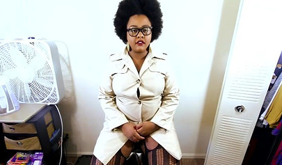 Black slut hooks up and ended up taking a big dick inside of her warm pussy