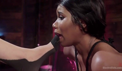 Lésbica negra de meia adora ser dominada enquanto é forçada a lamber uma buceta