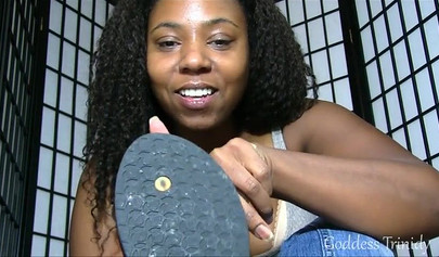 Dominant black babe shows her beautiful feet and painted nails while teasing you