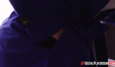 Uma garota legal leva um pau branco em sua doce vagina 