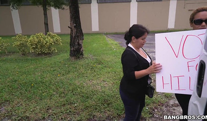 Doce beleza negra seduz o cara em um carro 