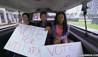 Doce beleza negra seduz o cara em um carro 