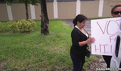 Sweet black beauty seduces the guy in a car