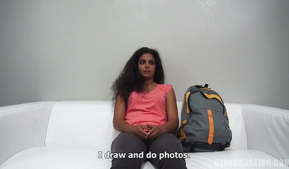 Simpática chica negra demuestra sus dotes sexuales en un casting porno