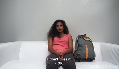 Simpática chica negra demuestra sus dotes sexuales en un casting porno