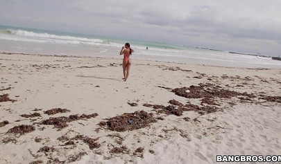 सुंदर लूट के साथ सेक्सी काली महिला एक सफेद मुर्गा की सवारी कर रही है