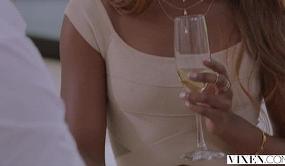 スインガーのカップルが熱く情熱的なフォーサムをしています