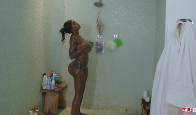 Voluptuous MILF Ebony Mystique has fun with a delivery guy