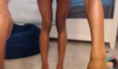 Babe ébène en chaleur joue avec un gode sur webcam 