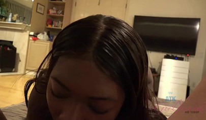 La chica negra Noemie Bilas hace una paja con los pies y es embestida