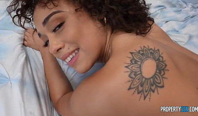 La nera riccia Willow Ryder cavalca un cazzo enorme