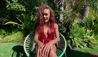 美女 Scarlit Scandal 在户外展示她娇小的身材