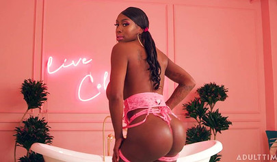 黒人バービーガールのエボニー・ミスティークが、自分の割れ目で遊んでいます。