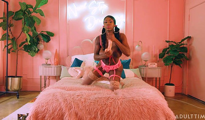 黒人バービーガールのエボニー・ミスティークが、自分の割れ目で遊んでいます。