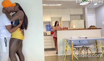 ブラジルの黒人売春婦がキッチンで友人の夫を誘惑する