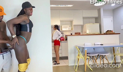 ブラジルの黒人売春婦がキッチンで友人の夫を誘惑する