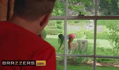 Ebony neighbor Kiki Minaj loves ass fucking on the couch